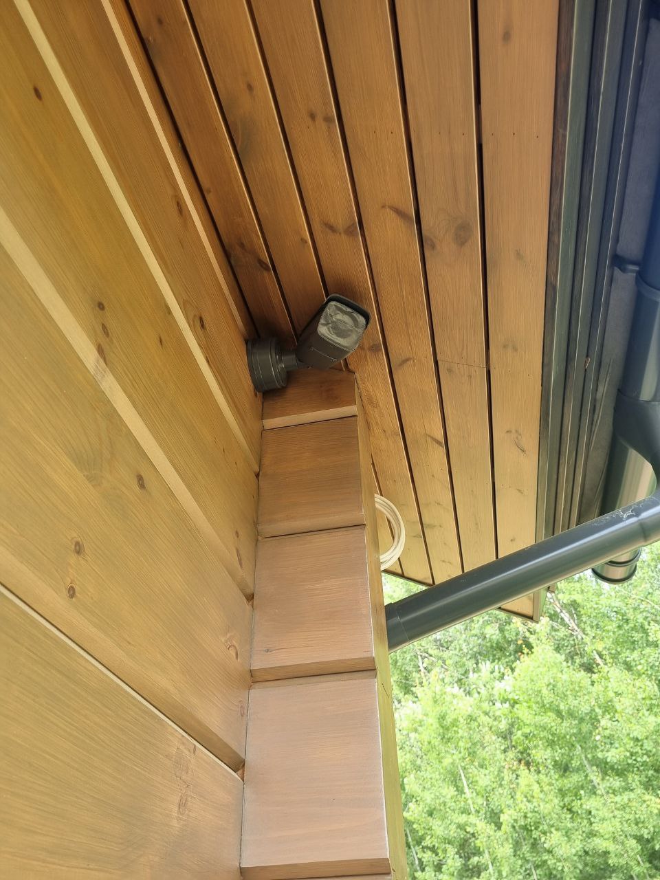 Деревянный дом — камера в углу под софитом